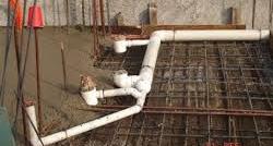 Tubería hidráulica en una estructura en construcción