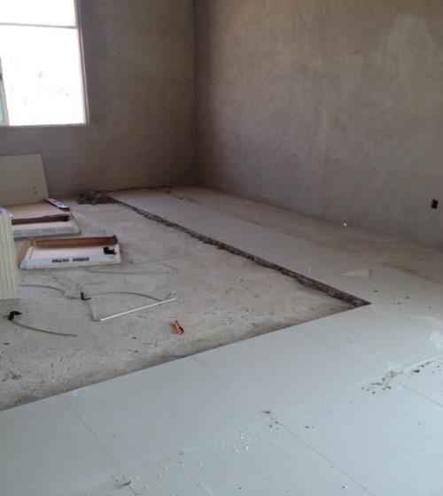 Firme y muros durante etapa de obra gris