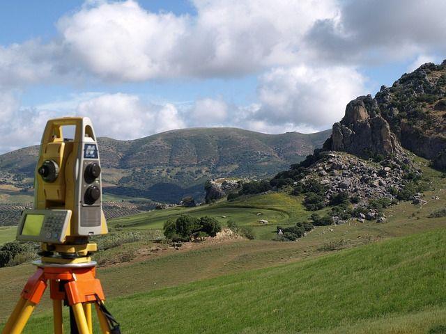 Equipo topográfico utilizado durante una medición de terreno
